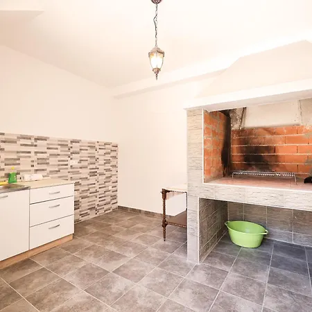 Two Bedroom Augustin Near The Sea Sukošan